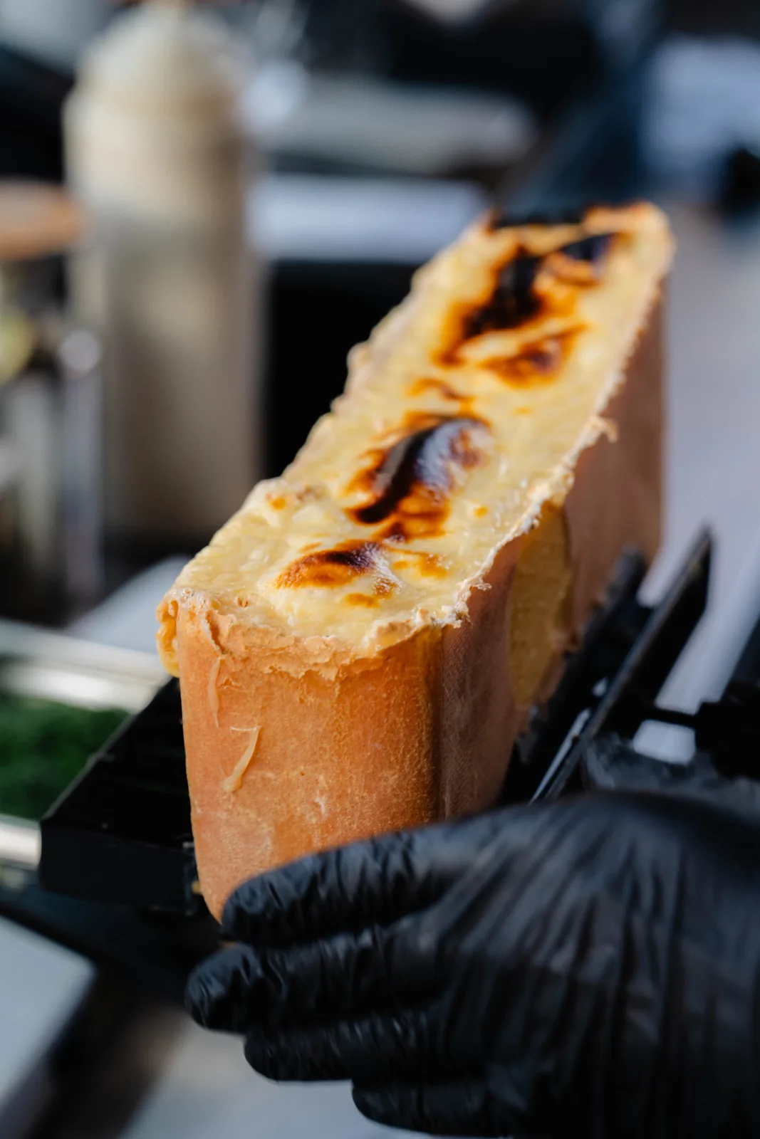 Frisch geschmolzener Raclettekäse auf einem Stück Brot